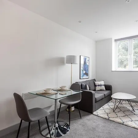 Contemporary 1 Bedroom Leeds Apartment *